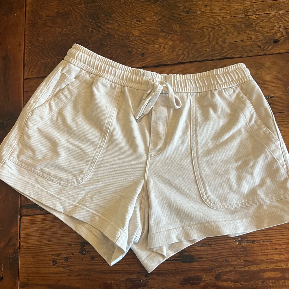 Athleta Brooklyn Shorts cream color size Medium